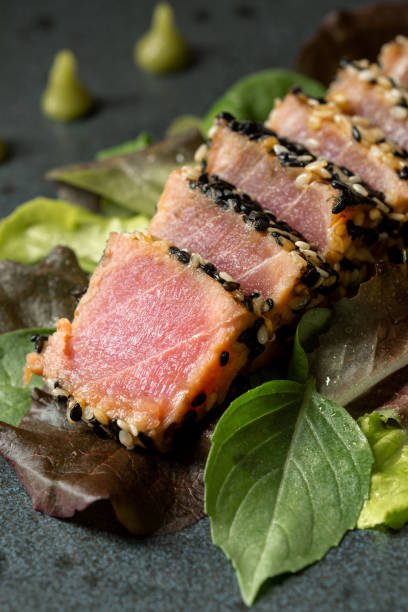 filete de atún fresco a la plancha con ensalada y salsa de wasabi - tuna steak grilled tuna food fotografías e imágenes de stock