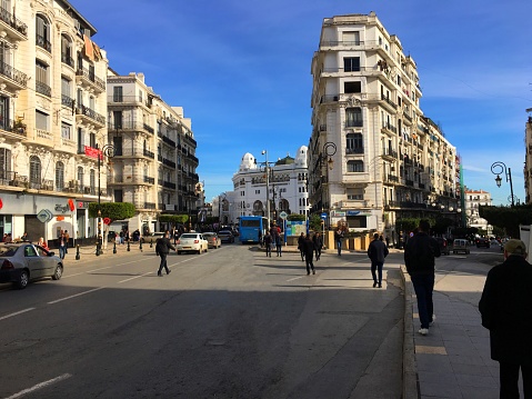 グランデ ポステ Dalger に向かって歩いてください アルジェーのストックフォトや画像を多数ご用意 アルジェー, 人物, アフリカ