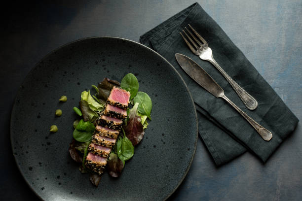 grelhado bife de atum fatiado em gergelim com salada e molho de wasabi - tuna prepared ahi sashimi sushi - fotografias e filmes do acervo