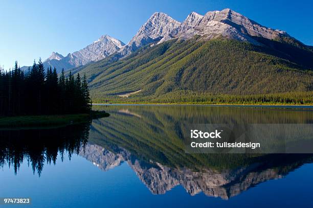 山の反射 - アルバータ州のストックフォトや画像を多数ご用意 - アルバータ州, カナダ, カナダ文化