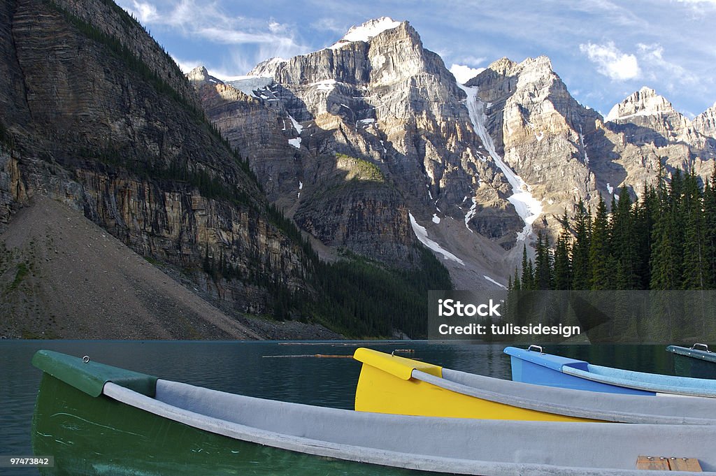 Canoës sur le Lac Moraine - Photo de Alberta libre de droits