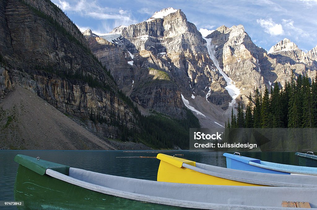 Canoas no Moraine Lake - Foto de stock de Alberta royalty-free