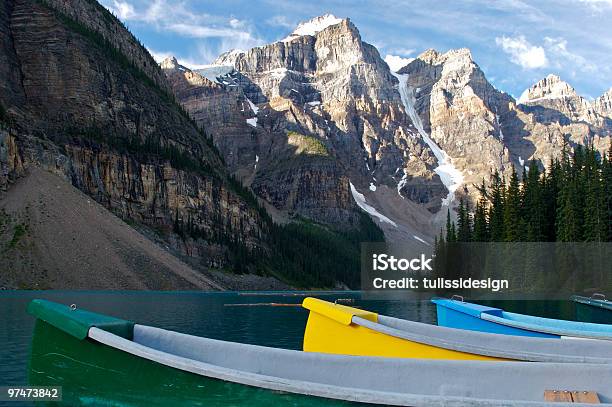 Foto de Canoas No Moraine Lake e mais fotos de stock de Alberta - Alberta, Amarelo, Azul