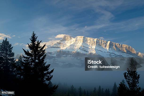 Nebligen In Mountain Stockfoto und mehr Bilder von Banff - Banff, Banff-Nationalpark, Baum