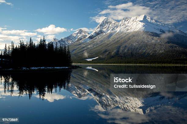 Bergreflexion Stockfoto und mehr Bilder von Banff - Banff, Banff-Nationalpark, Baum