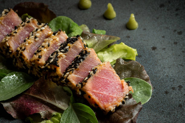 a la parrilla bistec rodajas atún en sésamo con salsa de wasabi y ensalada - tuna tuna steak raw freshness fotografías e imágenes de stock