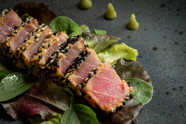 grelhado bife de atum fatiado em gergelim com salada e molho de wasabi - tuna prepared ahi sashimi sushi - fotografias e filmes do acervo