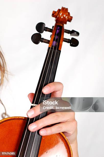 Violinista In Bianco - Fotografie stock e altre immagini di Adolescente - Adolescente, Adolescenza, Adulto