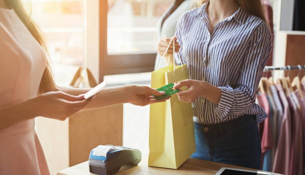 donna che acquista vestiti con carta di credito - credit card shopping retail buying foto e immagini stock