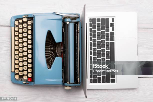Klassisches Gegenstück Schreibmaschine Vs Moderne Digitale Hitechlaptopcomputer Stockfoto und mehr Bilder von Vergangenheit