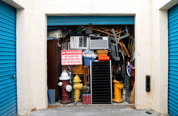 full traboccante unità di archiviazione piena di mucchio di spazzatura - greed foto e immagini stock