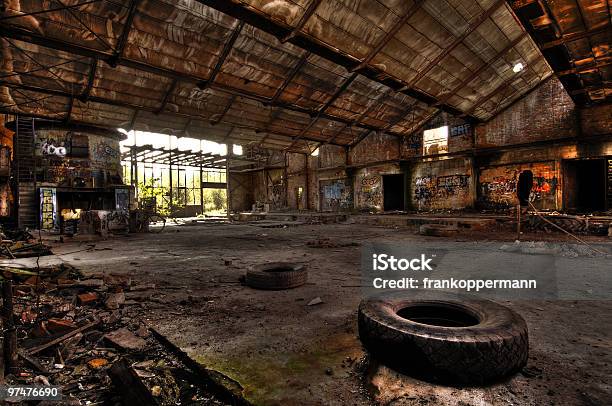 Fabrik - Fotografie stock e altre immagini di Abbandonato - Abbandonato, Ambientazione interna, Antigienico