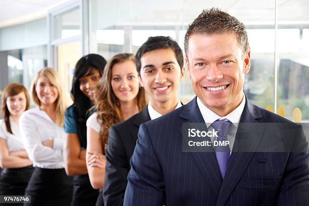 Foto de Bem Sucedido Homem Executive Com Os Colegas No Fundo e mais fotos de stock de Envolvimento dos funcionários