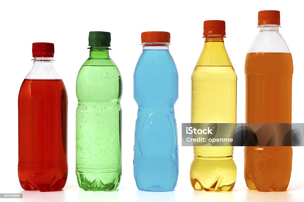 Cinco garrafas de cor com suco e refrigerantes - Foto de stock de Garrafa royalty-free