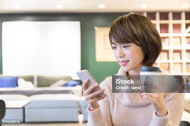 Foto de Uma Mulher Relaxante Em Um Café e mais fotos de stock de Smart Phone - Smart Phone, Japonês, Mulheres