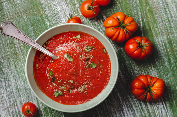 주위 몇 가지 토마토와 토마토 수프 그릇 - tomato soup red basil table 뉴스 사진 이미지