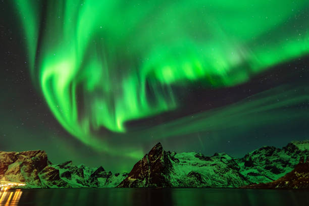 オーロラ。極光、星が付いている空。オーロラ、空の反射、石、砂のビーチ、山と海と夜の冬の風景。緑のオーロラ - aurora borealis iceland aurora polaris astronomy ストックフォトと画像