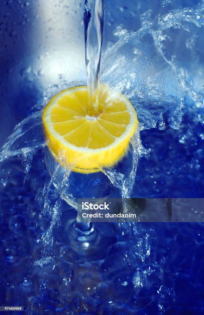 Acqua schizzare sul limone - Foto stock royalty-free di Acqua potabile