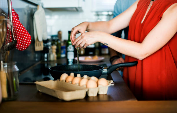 kaukaska kobieta gotuje jajka w kuchni - eggs fried egg frying pan fried zdjęcia i obrazy z banku zdjęć