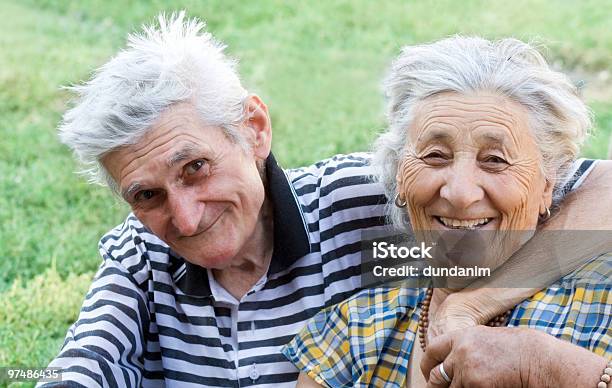 Piękny Starsza Para - zdjęcia stockowe i więcej obrazów Aktywni seniorzy - Aktywni seniorzy, Człowiek dojrzały, Dorosły