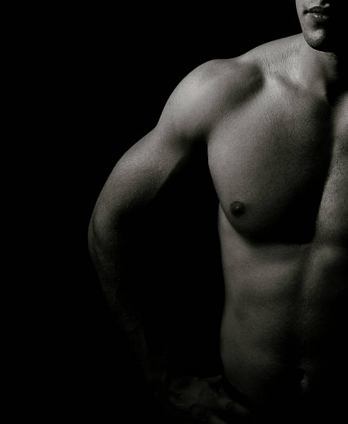 homem musculoso - human muscle body building exercising black and white - fotografias e filmes do acervo