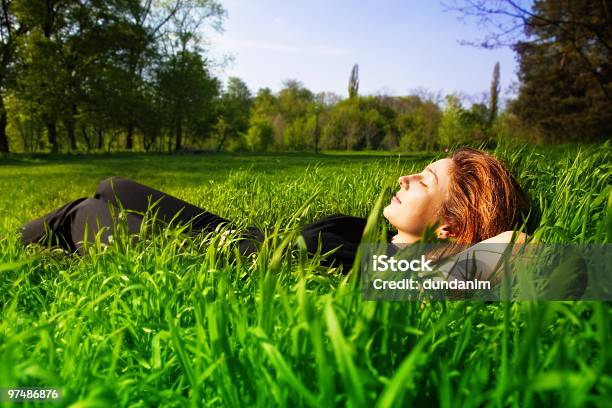 Беззаботный Концептженщина Расслабляющий На Траве На Открытом Воздухе — стоковые фотографии и другие картинки Беззаботный