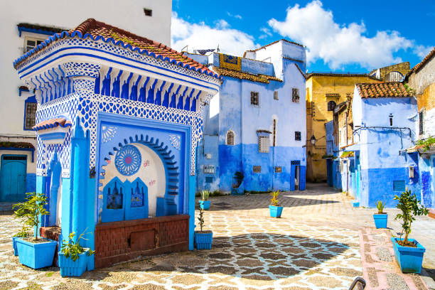 belle vue sur la place de la ville bleue de chefchaouen. lieu : chefchaouen, maroc. photo artistique. monde de la beauté - maroc photos et images de collection