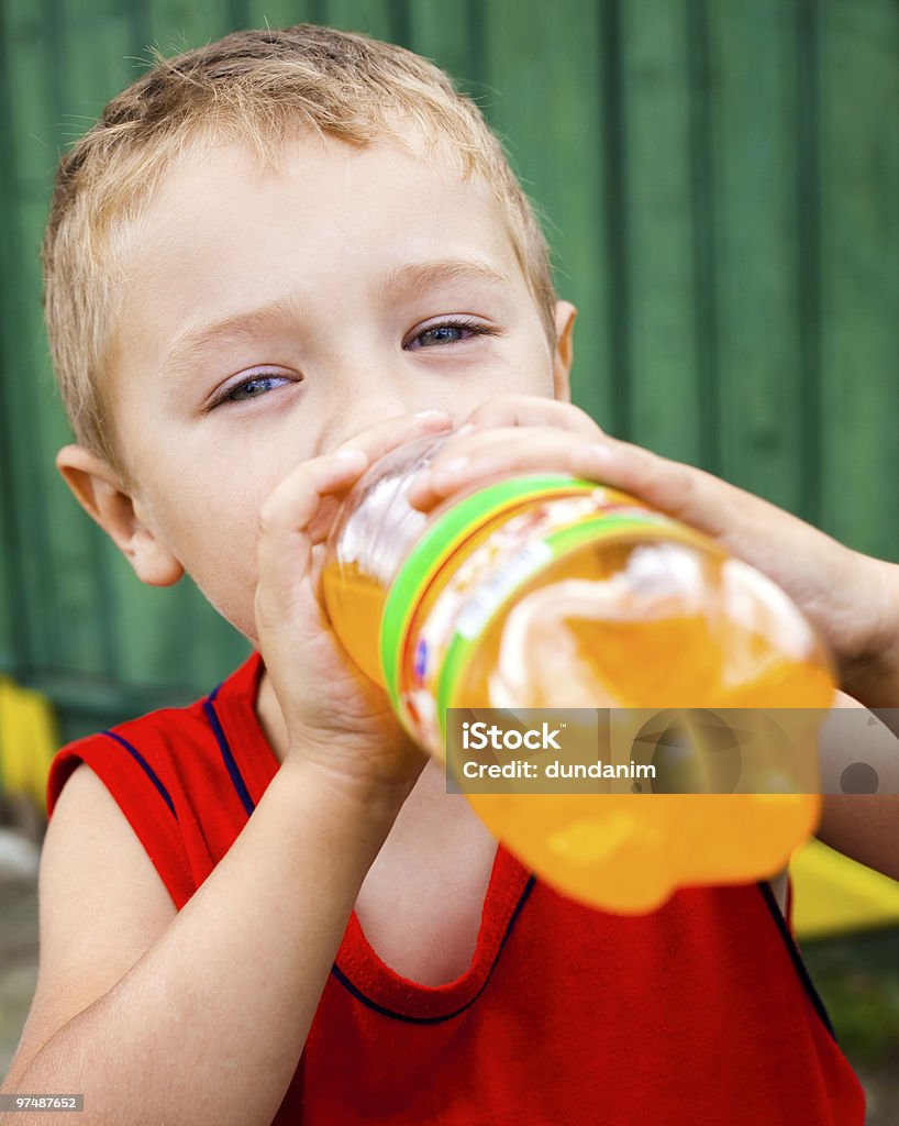 Kind trinkt ungesund Flasche soda - Lizenzfrei Sprudelgetränk Stock-Foto