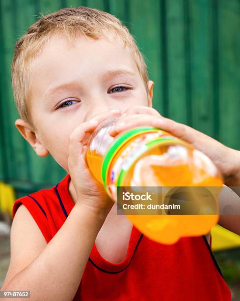 Kind Trinkt Ungesund Flasche Soda Stockfoto und mehr Bilder von Sprudelgetränk - Sprudelgetränk, Trinken, Kind