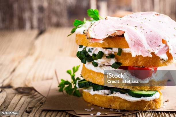 Stapel Von Sandwiches Stockfoto und mehr Bilder von Abnehmen - Abnehmen, Aufstrich, Bauholz-Brett