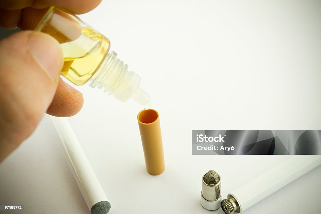 Ricaricare un elettronica cigarettesolated su sfondo bianco - Foto stock royalty-free di Sigaretta elettronica