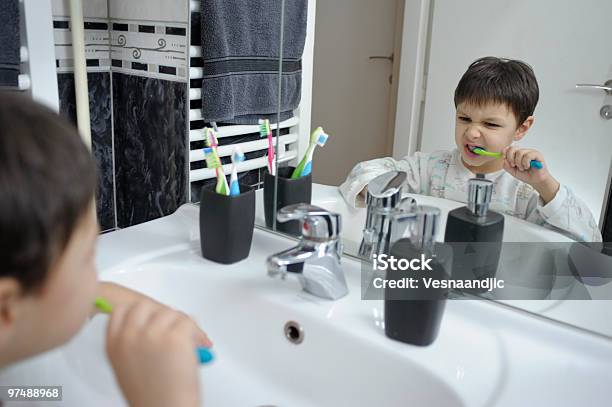 Süßen Kleinen Jungen Waschen Seine Zähne Stockfoto und mehr Bilder von Badezimmer - Badezimmer, Bürsten, Farbbild
