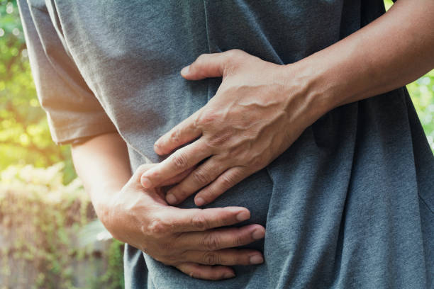 腹痛の痛み、アウトドア、健康概念で男の腹痛に苦しんで男性。 - 腹痛 ストックフォトと画像