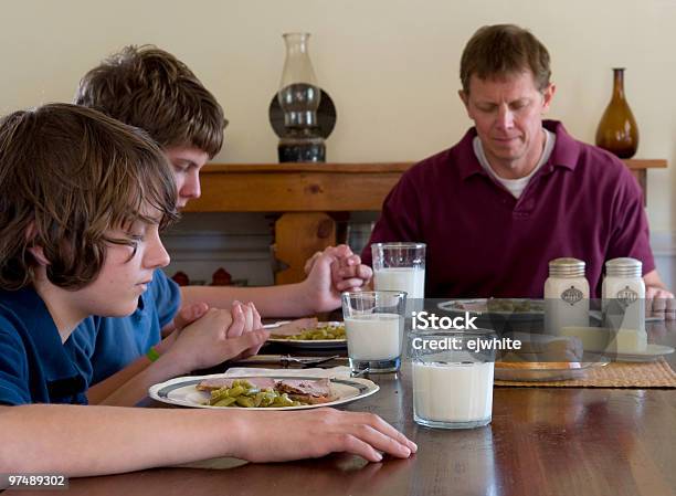 Famiglia Dicendo Grazia - Fotografie stock e altre immagini di Adolescente - Adolescente, Adulto, Ambientazione interna