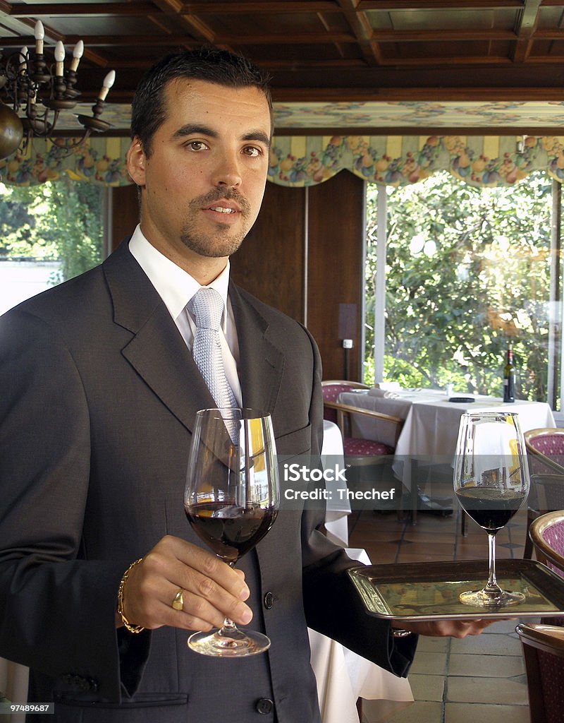 버틀러 는 제공량의 와인 - 로열티 프리 남자 스톡 사진