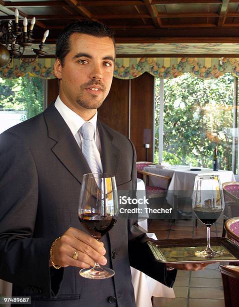 버틀러 는 제공량의 와인 남자에 대한 스톡 사진 및 기타 이미지 - 남자, 레스토랑, 마실 것