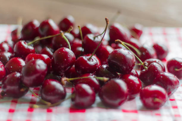 frische, reife, saftige kirschen liegen auf dem tisch, tiefenschärfe, geringe schärfentiefe - sour cherry stock-fotos und bilder