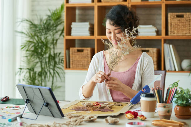 芸術家の創造的な日本人女性のこと - 趣味 ストックフォトと画像