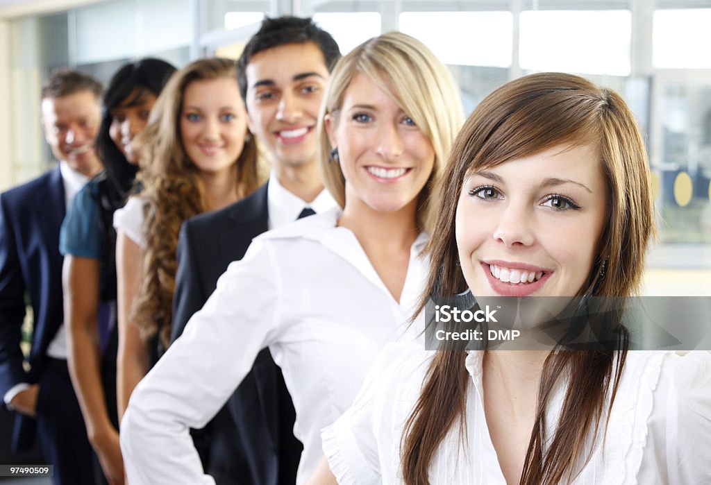 Primer plano de joven feliz Interracial equipo de negocios de pie en línea - Foto de stock de Afrodescendiente libre de derechos