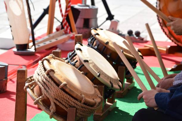 schlagen der taiko (japanisches schlaginstrumente) - taiko drum stock-fotos und bilder