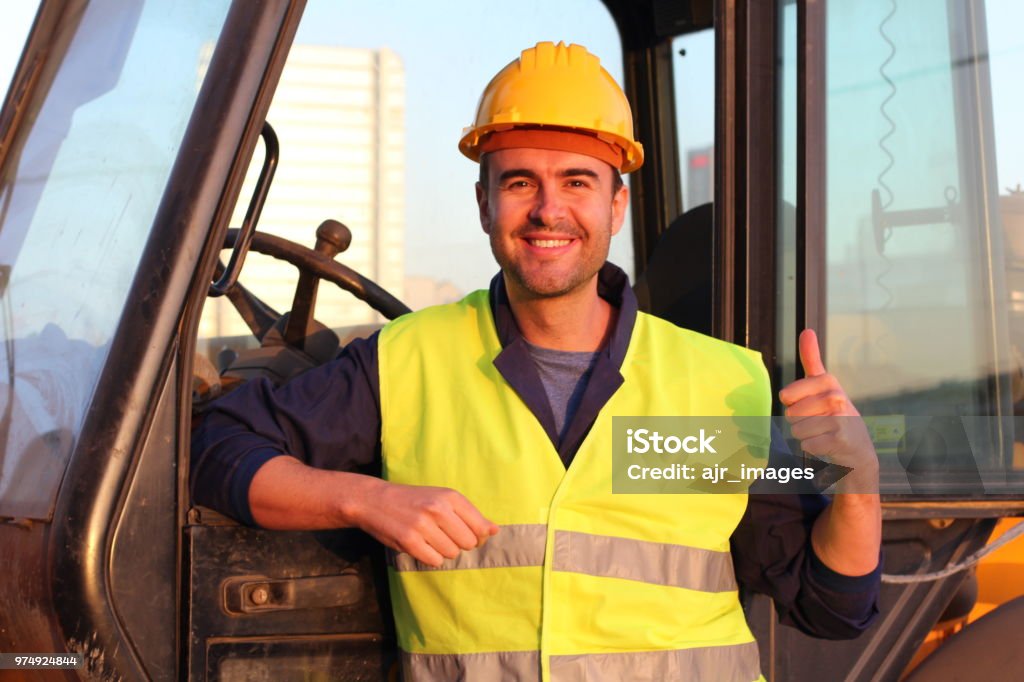 Controlador de industria de construcción profesional dando pulgares - Foto de stock de Solar de construcción libre de derechos