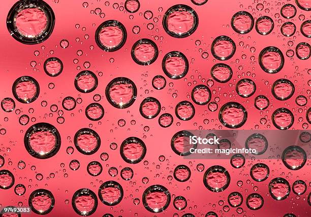 Gotas De Água De Fundo Vermelho - Fotografias de stock e mais imagens de Abstrato - Abstrato, Bolha - Estrutura Física, Chuva