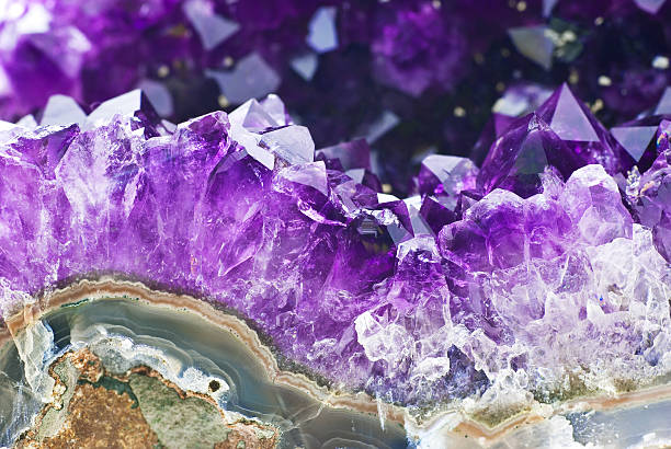 druse amethyst de ágata rock - amatista fotografías e imágenes de stock