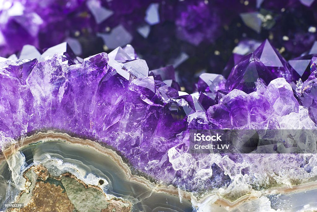 Amethyst druse ponad agate rock - Zbiór zdjęć royalty-free (Kryształ)