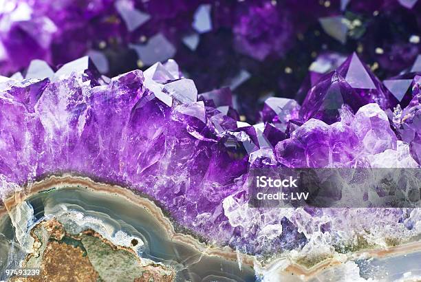 Amethyst Druse Ponad Agate Rock - zdjęcia stockowe i więcej obrazów Kryształ - Kryształ, Ametyst, Kamień szlachetny
