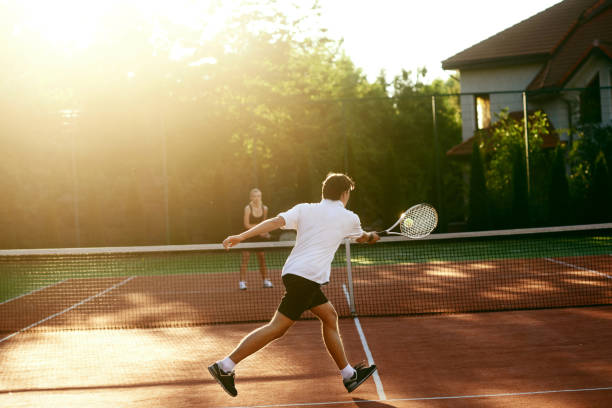 젊은 사람들은 야외에서 테니스 재생 - superior court 뉴스 사진 이미지