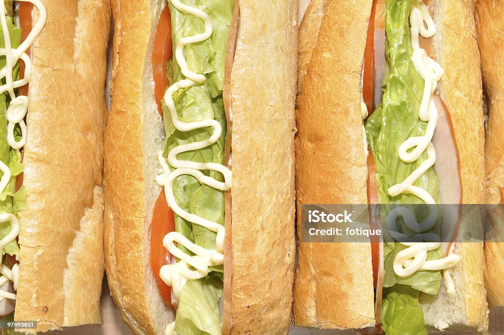 Свежие сэндвичи на тарелке - Стоковые фото Багет роялти-фри