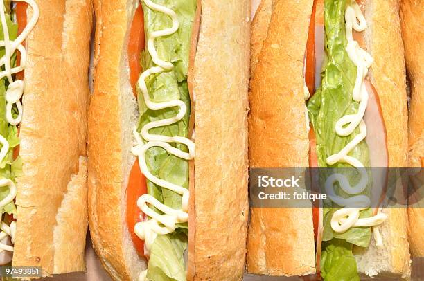 Свежие Сэндвичи На Тарелке — стоковые фотографии и другие картинки Багет - Багет, Без людей, Белый