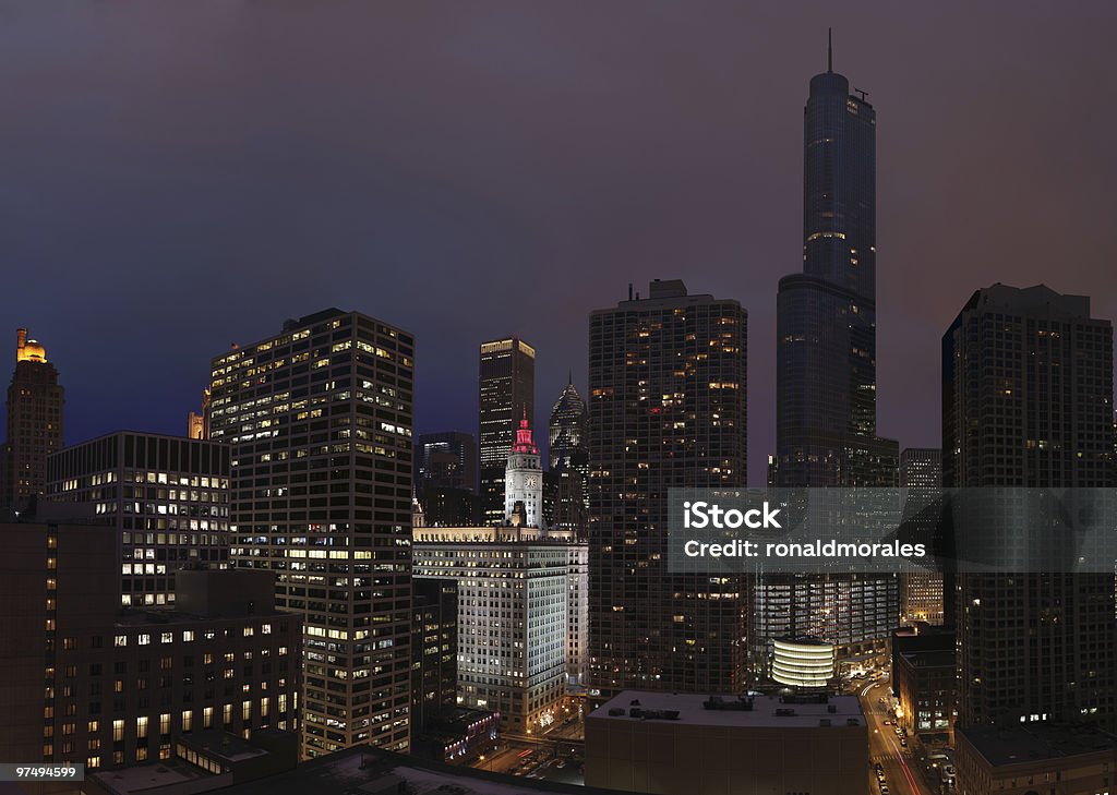 Rascacielos en la noche de invierno (XXXL - Foto de stock de Aire libre libre de derechos