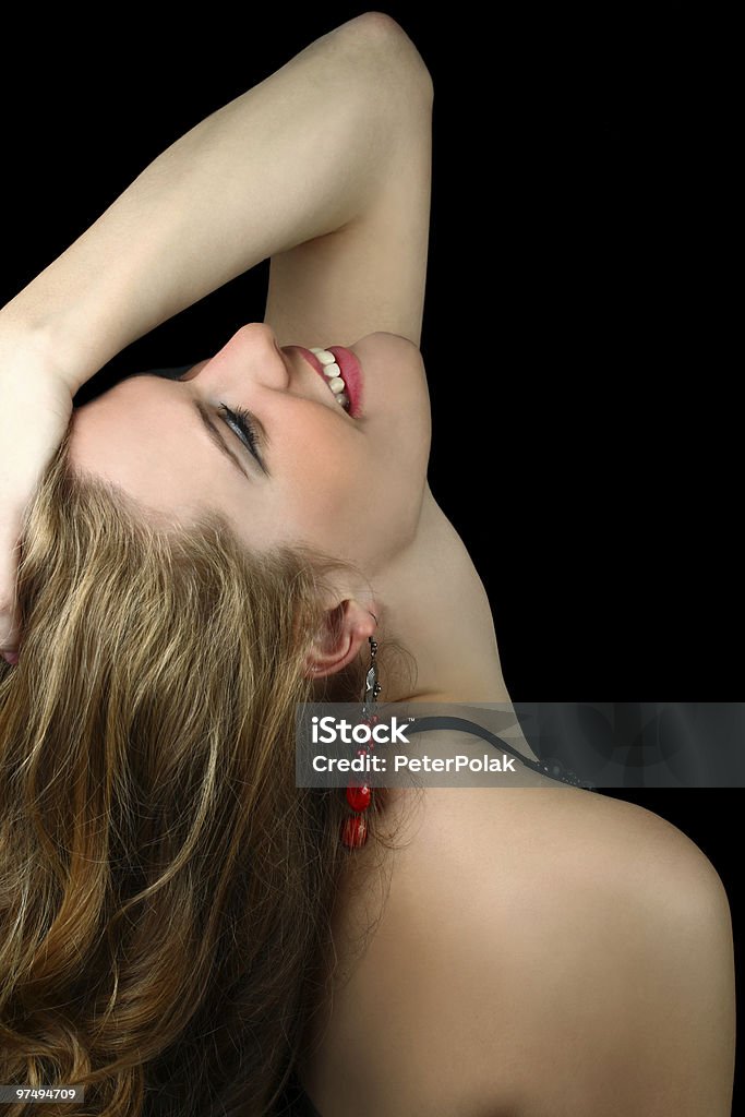 Bella donna sorridente con i capelli ricerca isolato su nero - Foto stock royalty-free di Guardare in su